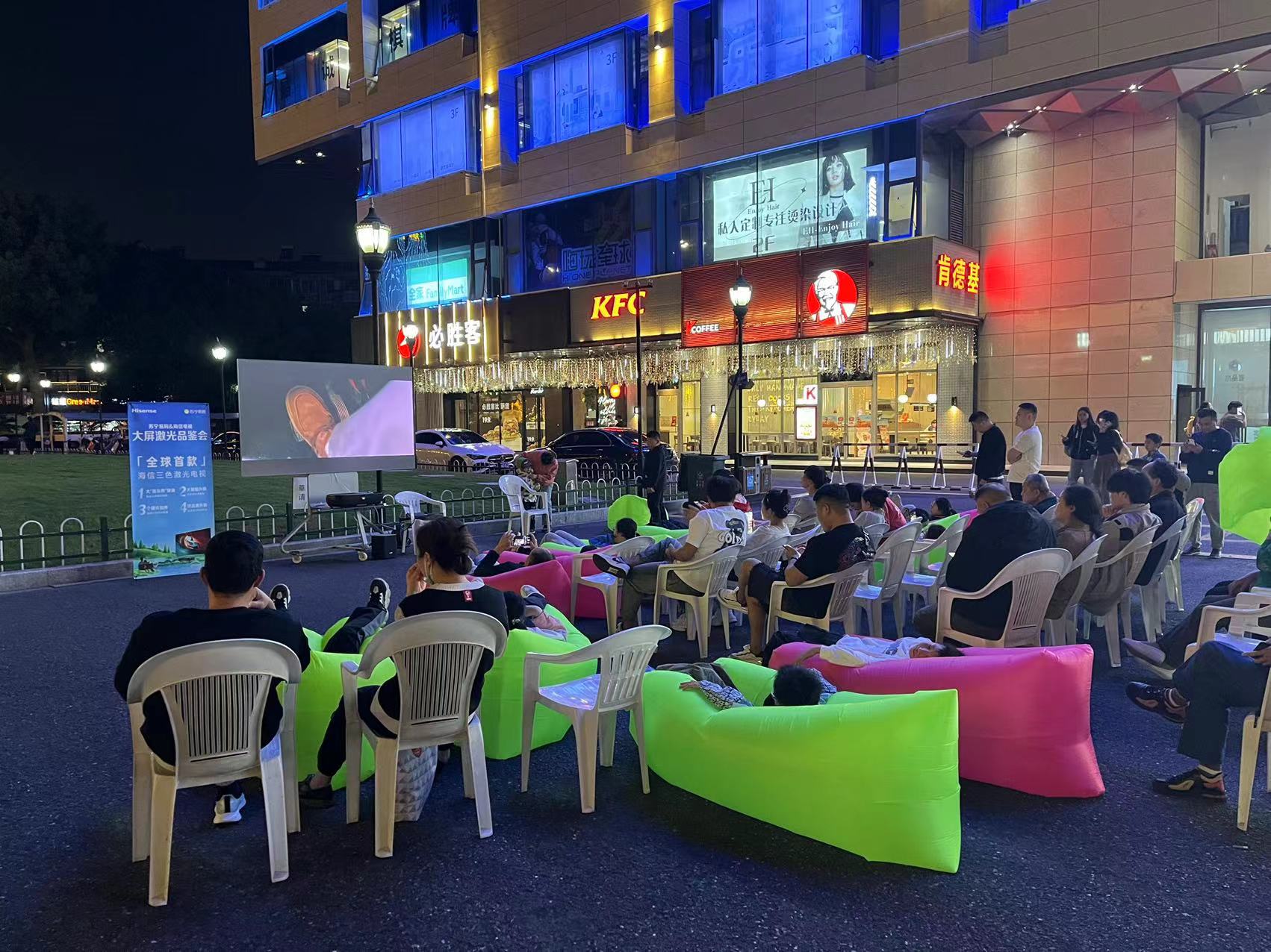 水晶城露天電影盛宴，歡聲笑語中感受夜晚魅力