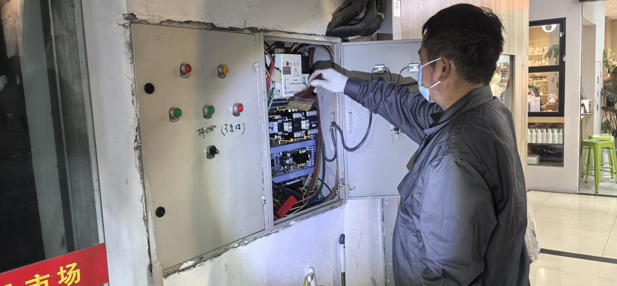 錢江商城排煙風(fēng)機(jī)控制柜維護(hù)完成，安全保障再升級(jí)