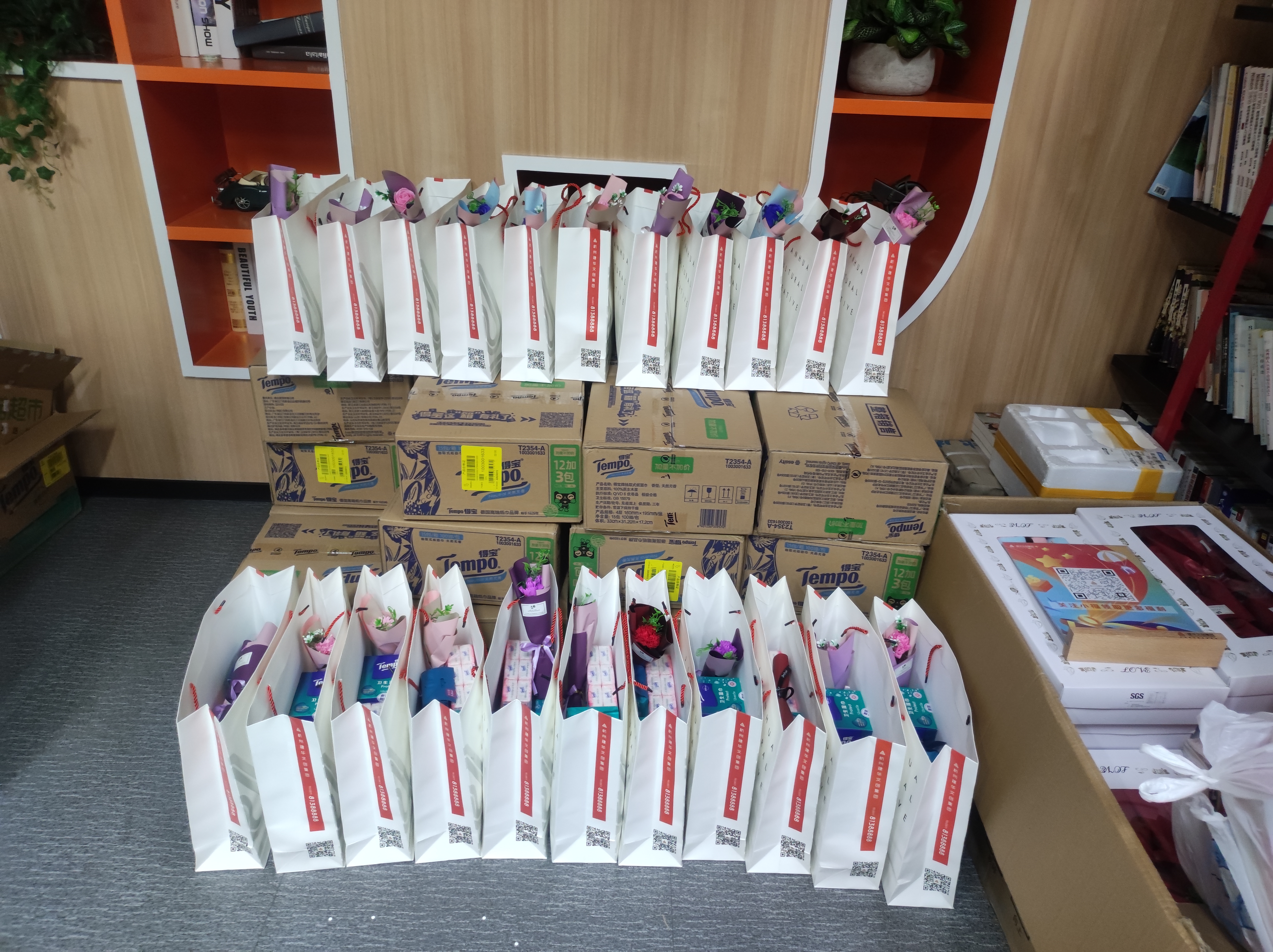 “芝蘭風(fēng)雅至，伊人踏香來(lái)”——-建華文創(chuàng)集團(tuán)工會(huì)開展女神節(jié)慰問活動(dòng)