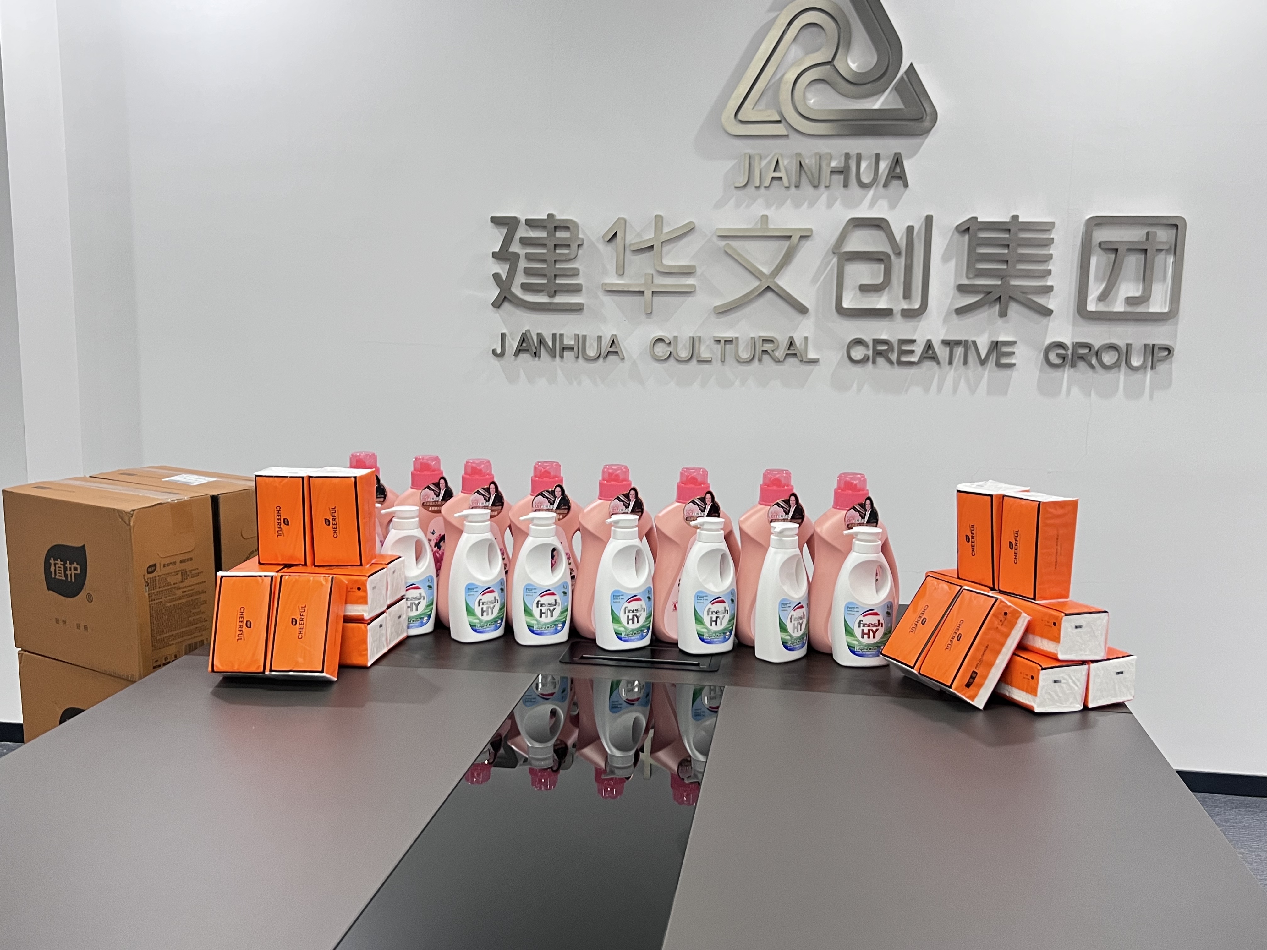 愛在春天，情暖三八——建華文創(chuàng)集團(tuán)工會為女職工發(fā)放暖心福利